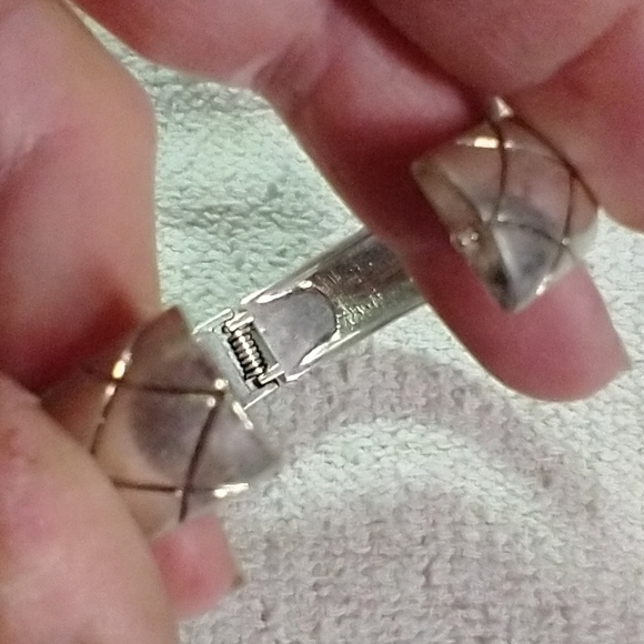 Silvertone crystal 🔮 hinged bracelet premier designs - Picture 6 of 6